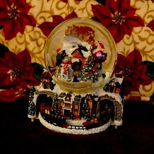 Musical Water Globe. Base revolves and plays 'Here Comes Santa Clause'
